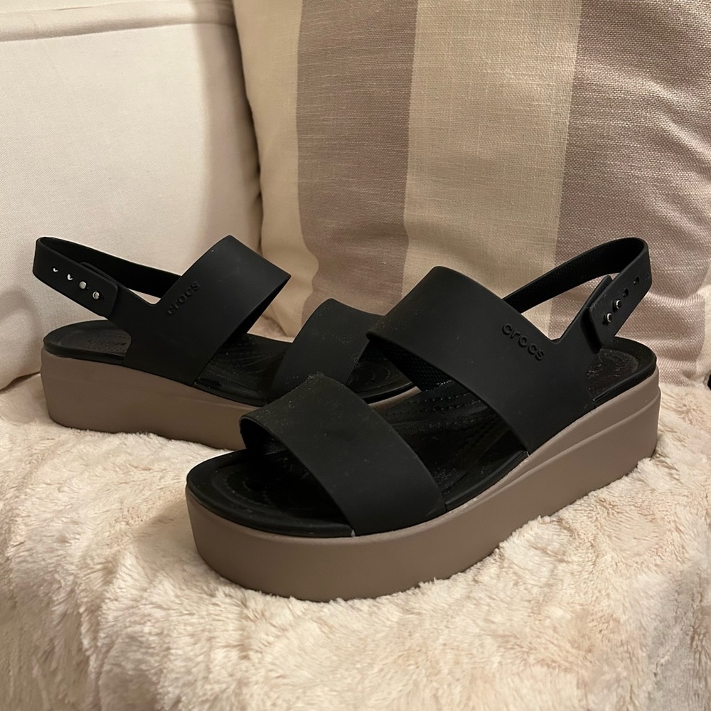 Crocs Women’s Brooklyn Low Wedges.